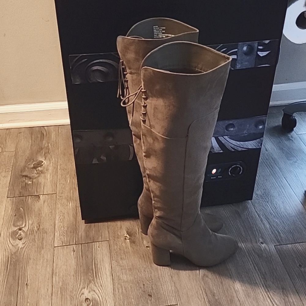 Khyien Heeled Boot, Size= 9.5, Olive Green